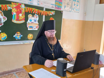Благочинный Свято-Николаевского кафедрального собора принял участие в онлайн-линейке в МОУ «Средняя образовательная школа №3» города Валуйки