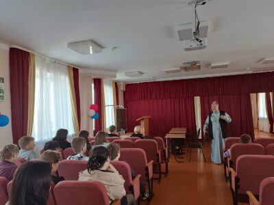 Настоятель храма Рождества Христова села Рождествено встретился со школьниками