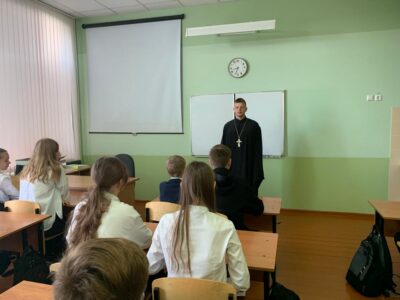 Клирик Свято-Троицкого кафедрального собора города Алексеевка провел беседу ля обучающихся 7 классов МБОУ ООШ №5