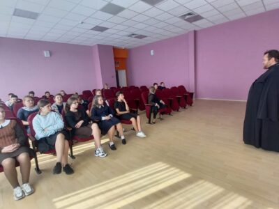 Состоялась встреча настоятеля храма Рождества Христова иерея Олега Ютаева с учащимися Лесноуколовской ООШ