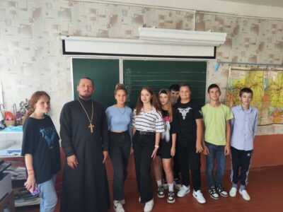 Настоятелем Тихвинского храма провел встречу с учениками 9 класса Ютановской СОШ