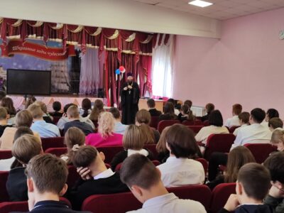 Состоялась встреча благочинного Вейделевского церковного округа учащимися 9-ых классов Вейделевской СОШ