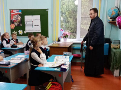 Клирик Свято-Троицкого собора города Алексеевка посетил МБОУ «Основная общеобразовательная школа №6» города Алексеевка