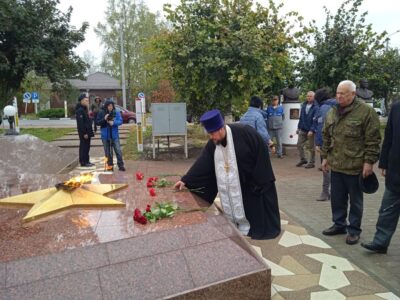 Благочинный Красненского округа принял участие в торжественной церемонии возжжения Вечного огня