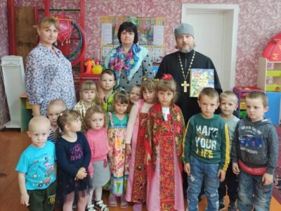 Священник посетил детский сад в селе Малакеево в преддверии праздника Покрова Пресвятой Богородицы