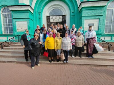 В рамках проекта по социальному туризму для граждан старшего поколения «К соседям в гости!» Свято-Троицкий собор поселка Ровеньки посетила делегация из Валуйского городского округа