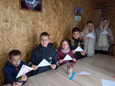 Учащиеся воскресной школы при храме Рождества Пресвятой Богородицы города Бирюча писали письма солдатам, находящимся в зоне СВО