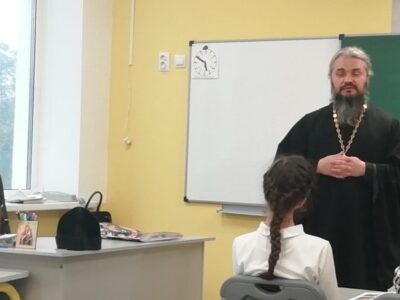 Клирик храма святителя Николая города Валуйки посетил МОУ СОШ N°1