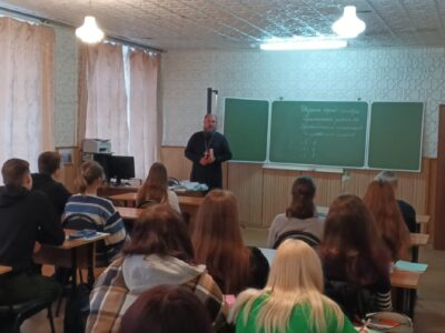 Настоятель храма Спаса Нерукотворного поселка Волоконовка провел встречу со студентами первого курса Ютановского колледжа