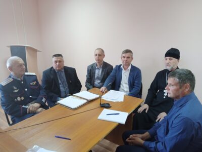 Настоятель храма святителя Иоанна Златоуста города Валуйки принял участие в открытом заседании муниципального Совета отцов
