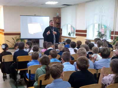 Священник провел открытый урок с учащимися 1-5 классов Иловской средней школы