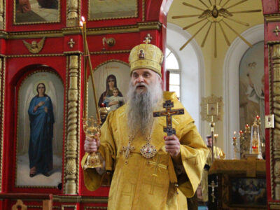 Преосвященнейший епископ Савва совершил Божественную Литургию в Свято-Троицком соборе поселка Ровеньки