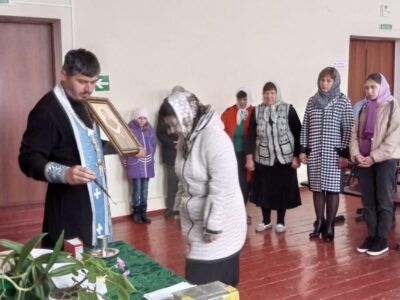 Настоятель Казанского храма села Казинка посетил с пастырским визитом жителей села Новопетровка