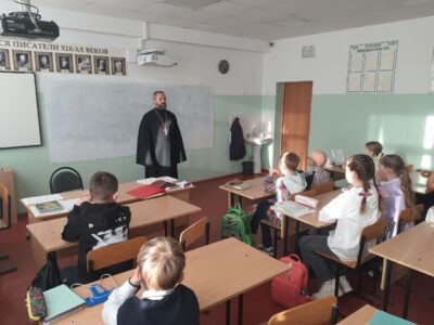 Священник провел классный час в МОУ СОШ №2 с УИОП города Валуйки