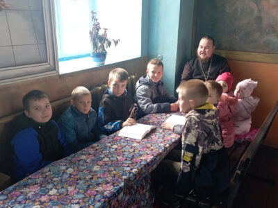 В праздник Покрова Пресвятой Богородицы священник провел с детьми беседу о празднике