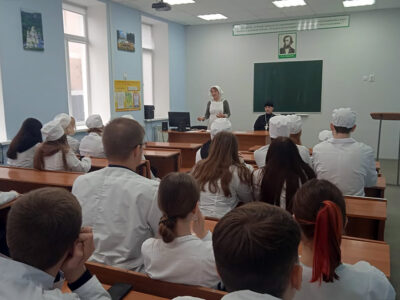 В медицинском отделении Валуйского колледжа состоялась встреча священника и сестры милосердия со студентами первого курса