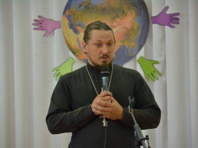 Настоятель Тихвинского храма села Ютановка посетил праздничный концерт