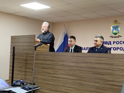 Настоятель храма Рождества Христова села Рождествено поздравил сотрудников ОМВД по Валуйскому городскому округу с профессиональным праздником