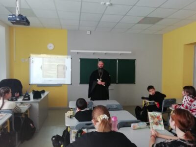 Клирик храма святителя Николая Чудотворца посетил МОУ «СОШ №1» города Валуйки