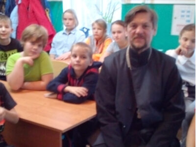 Настоятель храма Святой-Живоначальной Троицы села Голофеевка провел очередной православный урок, посвященный нравственному воспитанию подрастающего поколения в местной школе