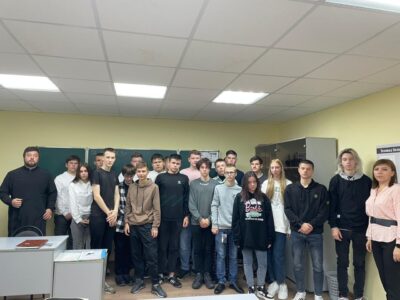 Настоятель Свято-Троицкого кафедрального собора города Алексеевка провёл встречу со студентами Алексеевского колледжа