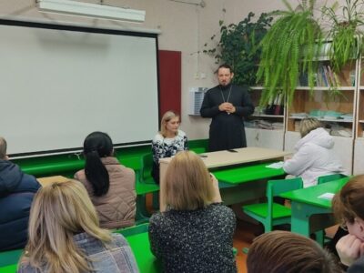 Настоятель Тихвинского храма села Ютановка принял участие в родительском всеобуче в МБОУ « Ютановская СОШ»