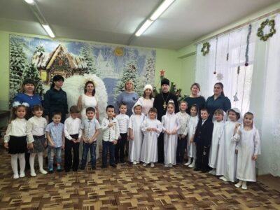 Настоятель храма Святителя Иоанна Златоуста города Валуйки вместе с матушкой посетили утренник в детском саду «Золотая рыбка»