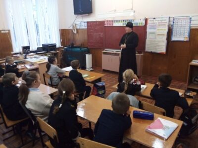 Настоятель храма Вознесения Господня села Щербаково провёл беседу с учащимися 2-3 классов местной школы
