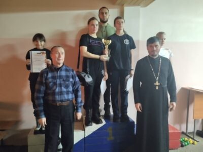 Священник принял участие в награждении победителей, участвовавших в соревнованиях по стрельбе из пневматического оружия в тире города Валуйки