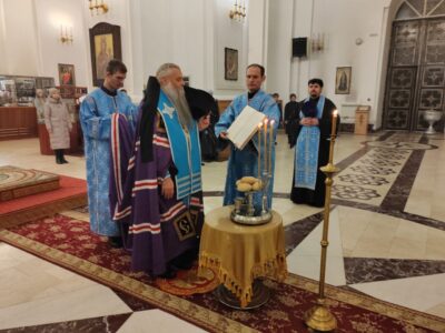 В канун праздника Введения во храм Пресвятой Богородицы епископ Савва совершил всенощное бдение в Свято-Николаевском кафедральном соборе города Валуйки