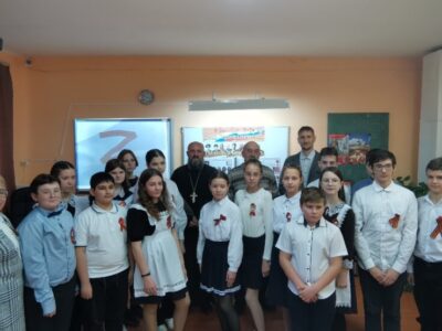 Священник принял участие во встрече учащихся СОШ №2 поселка Волоконовка с участниками боевых действий