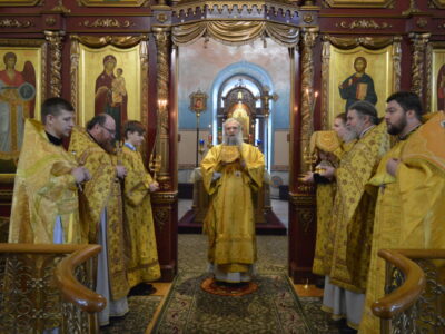 Епископ Валуйский и Алексеевский Савва совершил Божественную Литургию в Свято-Троицком кафедральном соборе города Алексеевка