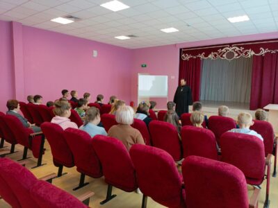 В праздник Введения во храм Пресвятой Богородицы священник посетил МОУ «Лесноуколовская ООШ»