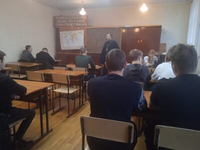 Настоятель храма Спаса Нерукотворного поселка Волоконовка провел урок-беседу с учащимися Ютановского колледжа