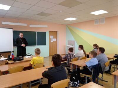 Настоятель храма святителя Николая Чудотворца села Николаевка встретился с учащимися местной школы
