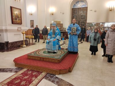 В праздник Введения во храм Пресвятой Богородицы епископ Савва совершил Божественную Литургию в Свято-Николаевском кафедральном соборе города Валуйки