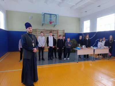 Священник посетил Никольскую ярмарку в Ильинской СОШ