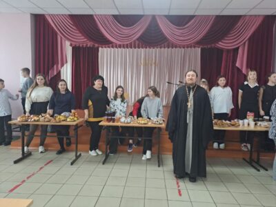 Священник посетил Никольскую благотворительную ярмарку в Иловской школе