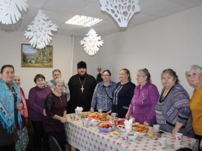 Благочинный Красненского округа встретился с получателями социальных услуг в отделении дневного пребывания