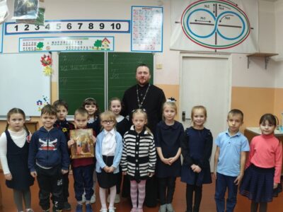 Настоятель храма Покрова Пресвятой Богородицы села Сетище провел встречу с учащимися 1 класса местной школы
