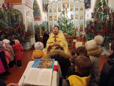 Настоятель Покровского храма села Иловка совершил ученический молебен на предстоящую учебную неделю