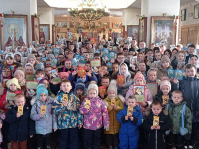 В Свято-Духовском храме села Камызино за Божественной Литургией помолились ученики Камызинской и Расховецкой школ вместе с воспитанниками Камызинского детского сада