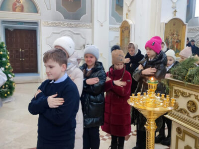 В храме преподобного Сергия Радонежского поселка Белая Вежа в богослужении приняли участие преподаватели и  учащиеся СОШ «Белогорский класс»