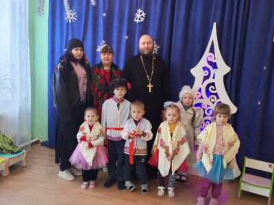 Настоятель храма Рождества Пресвятой Богородицы села Калиново посетил мероприятие, посвященное празднику Рождества Христова в местном детском саду