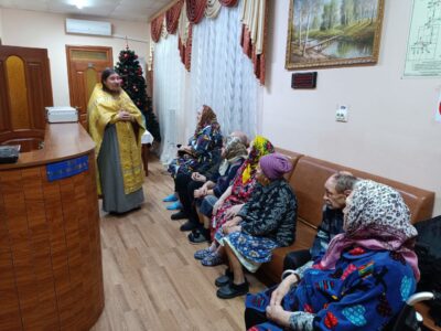 Настоятель Покровского храма села Иловка посетил проживающих в Иловском доме-интернате