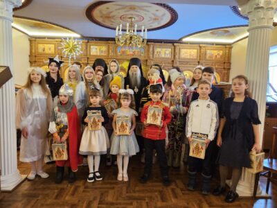 Воспитанники Воскресной группы храма святой великомученицы Параскевы Пятницы поселка Пятницкое показали Рождественский спектакль для насельниц Николо-Тихвинского женского монастыря