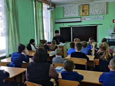 Священник провел открытый урок для обучающихся Ясеновской СОШ села Свистовка