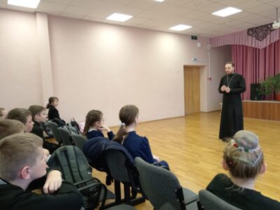 Настоятель храма святителя Николая Чудотворца села Николаевка встретился с учащимися местной школы