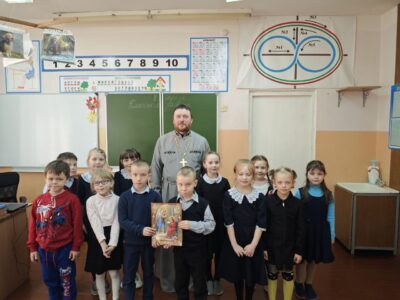 В храме Покрова Пресвятой Богородицы села Сетище состоялась встреча настоятеля с первоклассниками местной школы