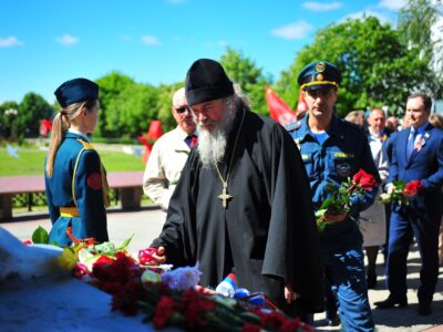 В Алексеевке состоялся митинг с возложением цветов у памятника погибшим воинам в котором принял участие благочинный Алексеевского округа